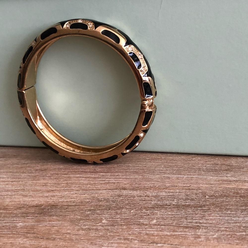 Black and Gold clasp Bracelet - Picture 4 of 10